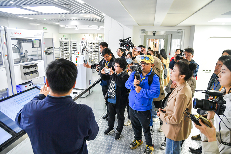 2023年10月16日，第三屆“一帶一路”國際合作高峰論壇新聞中心組織中外記者采訪。記者在中德大廈內(nèi)的博世未來工廠展區(qū)參觀，了解其高質(zhì)量創(chuàng)新發(fā)展成果。