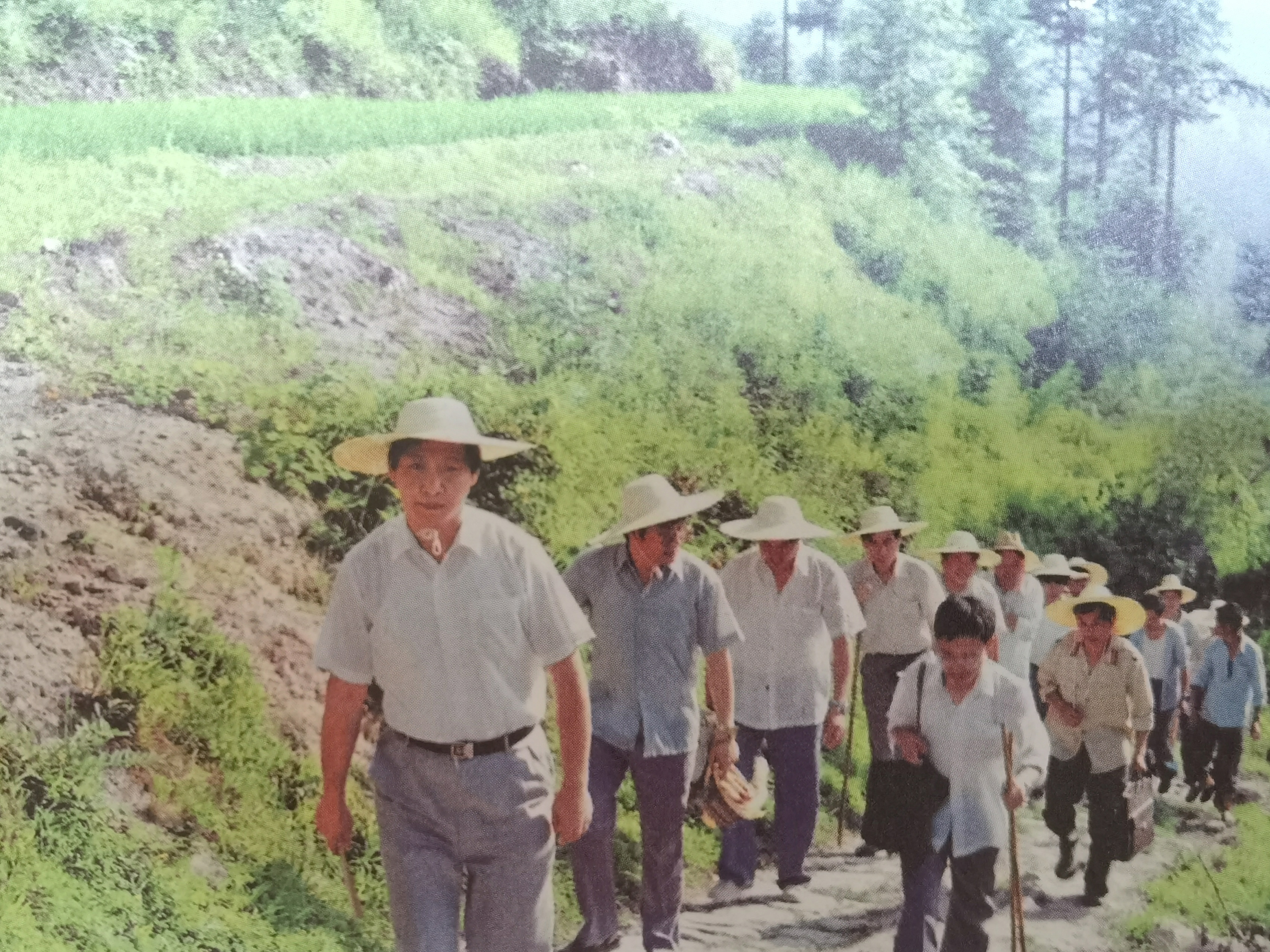 1989年7月，習近平冒著酷暑，帶頭步行到下黨鄉(xiāng)調研。