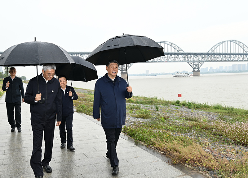 2023年10月10日至13日，中共中央總書記、國(guó)家主席、中央軍委主席習(xí)近平在江西考察。這是10日下午，習(xí)近平在長(zhǎng)江國(guó)家文化公園九江城區(qū)段考察時(shí)，冒雨沿江堤步行察看沿岸風(fēng)貌。新華社記者 謝環(huán)馳 攝