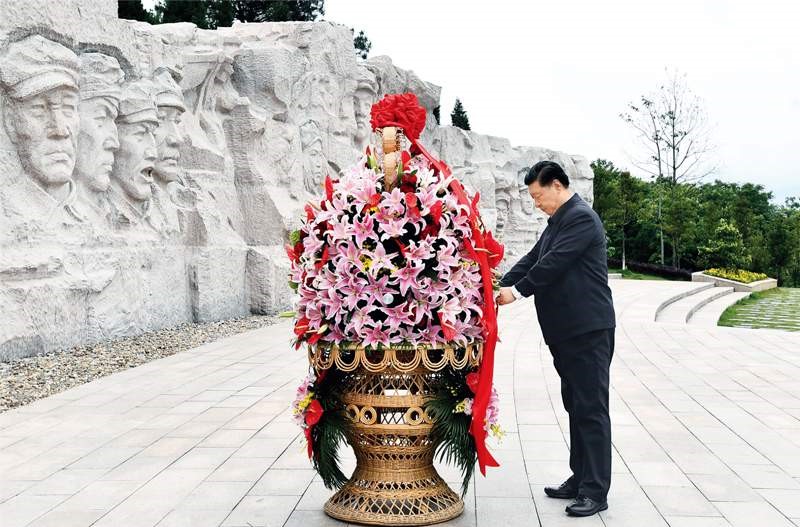 2021年4月25日至27日，中共中央總書記、國(guó)家主席、中央軍委主席習(xí)近平在廣西考察。這是25日上午，習(xí)近平在位于桂林市全州縣的紅軍長(zhǎng)征湘江戰(zhàn)役紀(jì)念園，向湘江戰(zhàn)役紅軍烈士敬獻(xiàn)花籃。 新華社記者 謝環(huán)馳/攝
