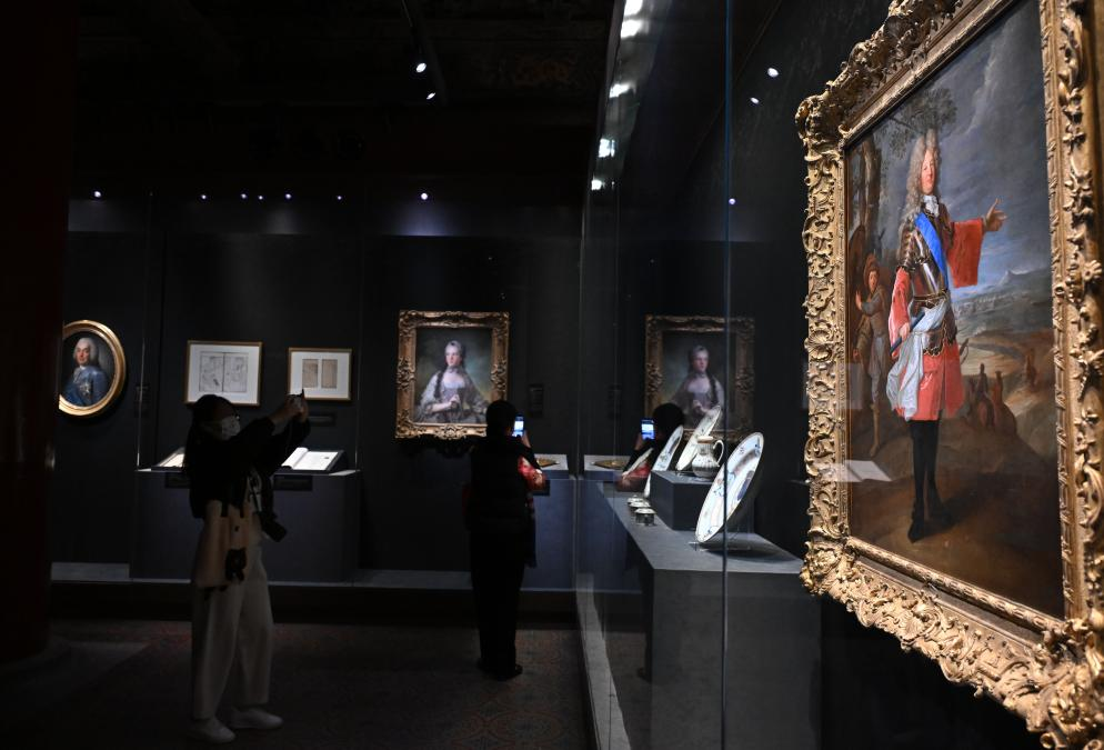 4月1日，作為中法文化旅游年的重要項目，“紫禁城與凡爾賽宮——17、18世紀的中法交往”展覽在故宮文華殿開幕。圖為觀眾當天參觀展覽。新華社記者 金良快 攝