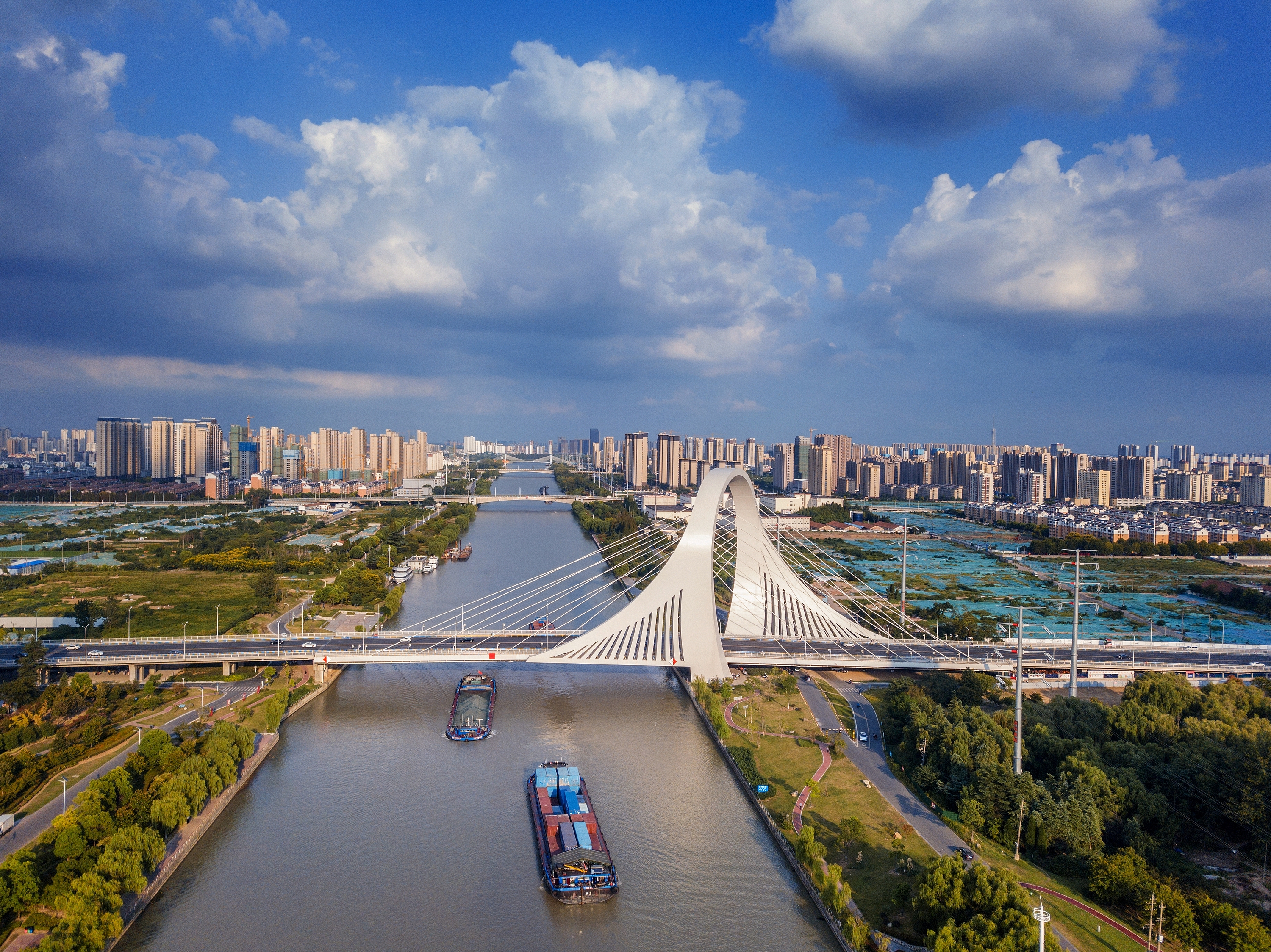 2022年9月12日，幾艘船舶行駛在江蘇淮安運(yùn)河大橋附近。