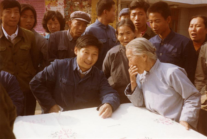 1983年，時任河北正定縣委書記的習(xí)近平（前排居中），臨時在大街上擺桌子聽取老百姓意見。