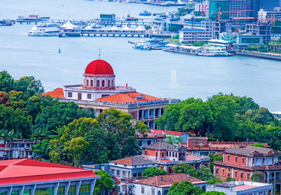 鼓浪嶼素有“萬(wàn)國(guó)建筑博物館”的美譽(yù)，八卦樓作為全國(guó)重點(diǎn)文物保護(hù)單位，是鼓浪嶼世界文化遺產(chǎn)核心要素之一。楊勁堅(jiān) 攝